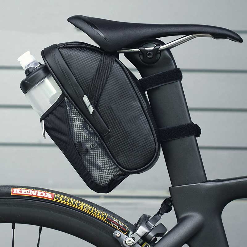 HOTEBike wasserdichte Satteltasche mit Flaschenhalter – 1 Liter Fassungsvermögen, reflektierendes Design, Carbonfaser-Optik